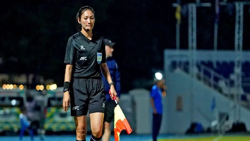 Màn xử lý củ trọng tài gây ra các phản ứng trái chiều